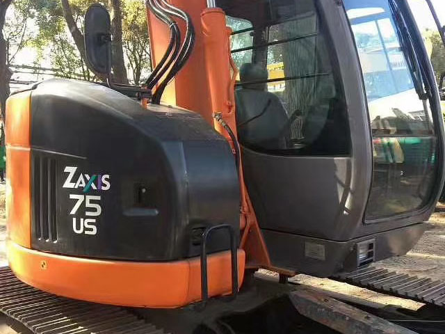 Hitachi ZX75 