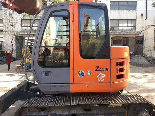 Hitachi ZX75 